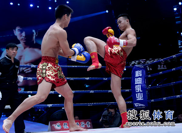 图文:武林风董文飞胜周志鹏 周志鹏攻击架势
