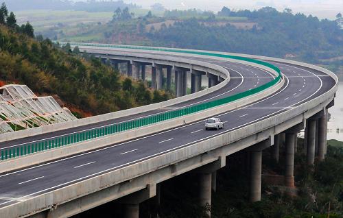 2012年12月31日,在广西钦崇高速公路上思县路段,车辆行驶在扫火山大桥