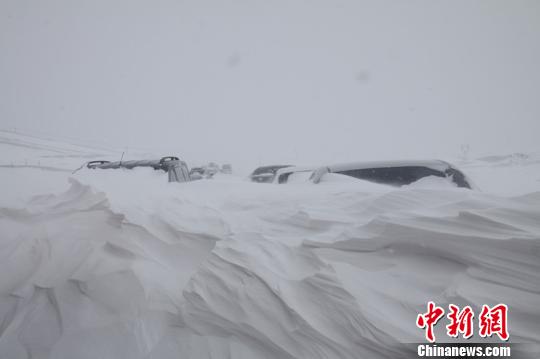 新疆玛依塔斯路段处新疆老风口上游,是世界上罕见的暴风雪灾害地段,刮