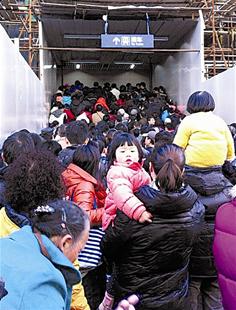 图文:光谷江汉路地铁站堵得像春运