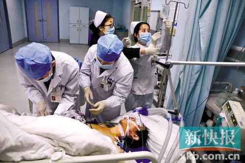 急诊医生为一名危重病人实施紧急手术.
