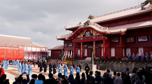 日本冲绳县那霸市1日举行了传统的琉球王国迎新年仪式,"国王"焚香祭天