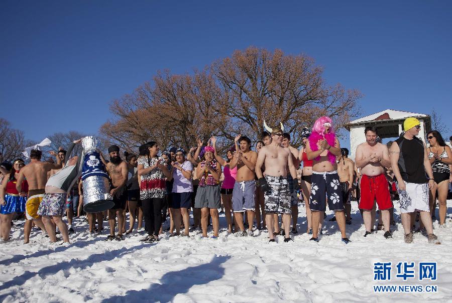 1月1日，挑战者们在安大略湖中戏水。当日，加拿大多伦多第八届北极熊冬泳活动在安大略湖畔的阳光公园举行。约500名挑战者以冬泳、戏水的方式喜迎2013年。新华社发（邹峥摄）