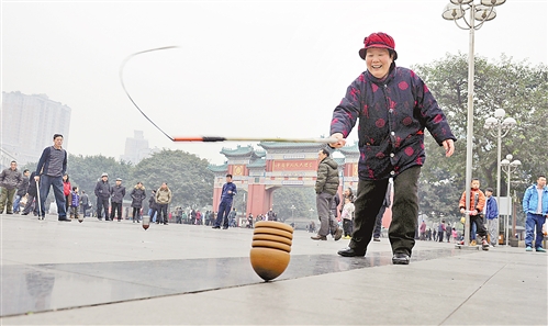 1月2日,一老太在人民广场抽陀螺.