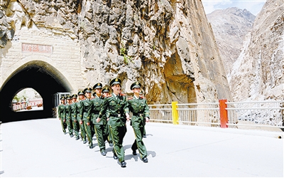 怒江大桥,坐落在西藏昌都地区八宿县境内的高山峡谷间,因地势险要被称