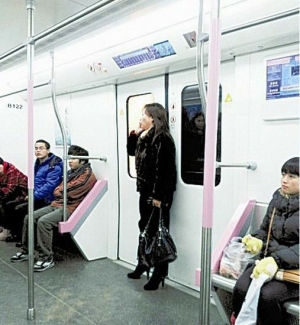 女子坐地铁 头发被夹住(图)