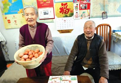 低保户领新年礼(图)