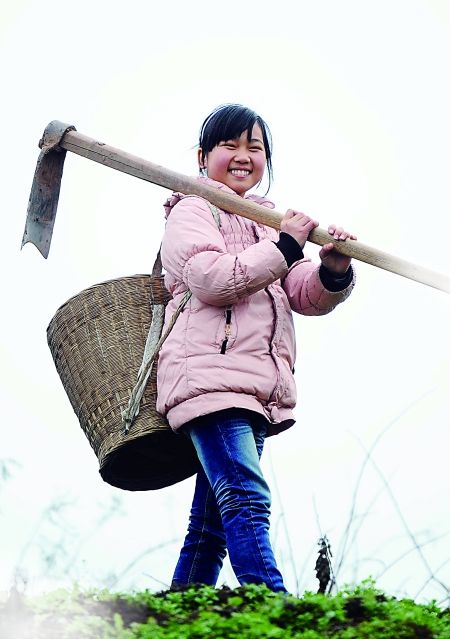 吴林香周末放学回家扛着锄头到地里去种菜