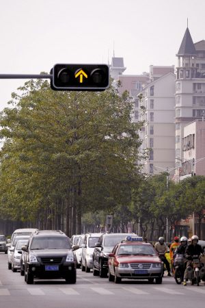 昨日,禅城文华北路一路口,车辆在黄灯前等待.