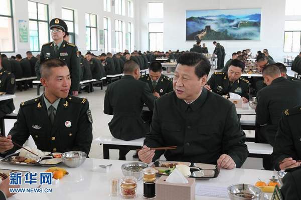 12月10日，中共中央总书记、中共中央军委主席习近平在广州军区某部一连考察时，在大食堂和官兵一同就餐。