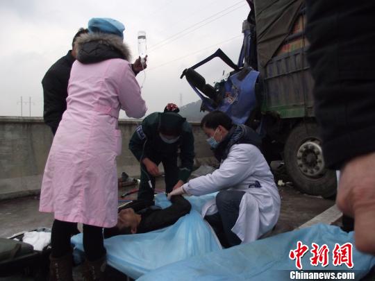 1月4日清晨，广西桂林市全州境内道路结冰连发两起交通事故，事故致4人死亡12受伤，目前，经过当地消防官兵、交警、医疗等部门的努力，事故受伤人员被及时救出送往医院。　王周转　摄
