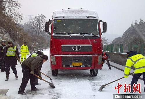 九江高速路政通远段协同高速公路管理部门进行抗冰除雪作业。黄健　摄