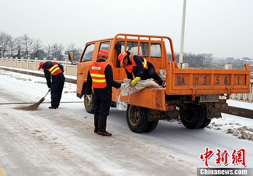 南昌市公路管理局在万埠大桥撒盐除雪。夏睿德　摄