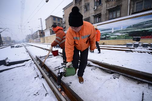 南昌火车站:保障雪天铁路安全运行(组图)