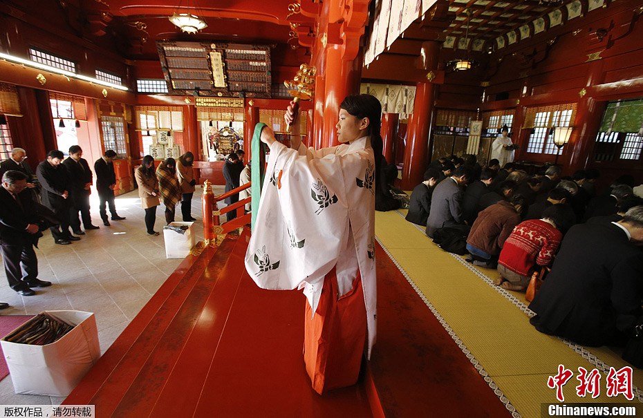 日本上班族新年首个工作日赴神社祈祷(高清组图)