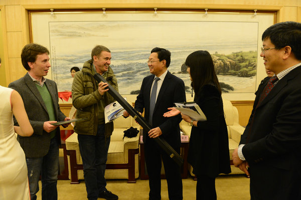 总决赛获赞誉 秦皇岛邢留逮市长接见亨德利一行(组图)
