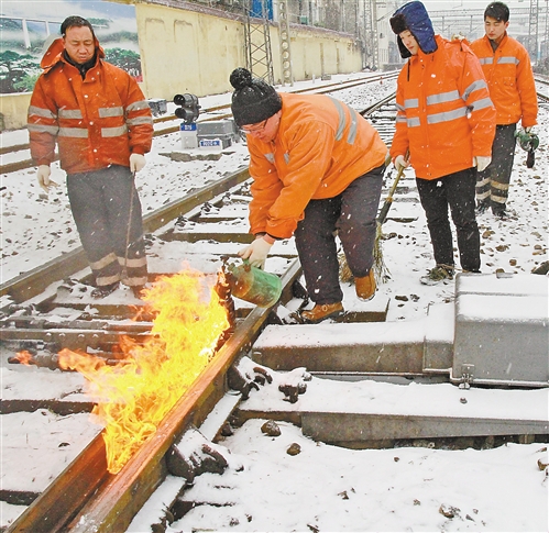1月4日,南昌站职工用喷灯清除线路道岔上的积冰.
