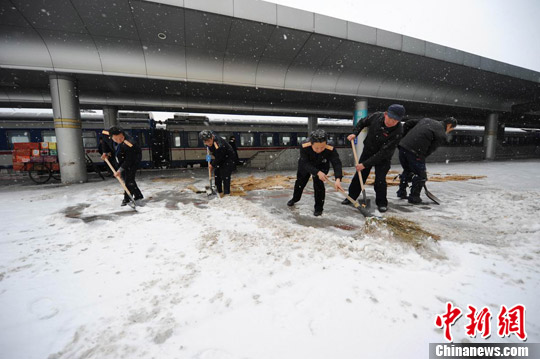 铁路职工在南昌火车站清扫积雪。鲍赣生 摄