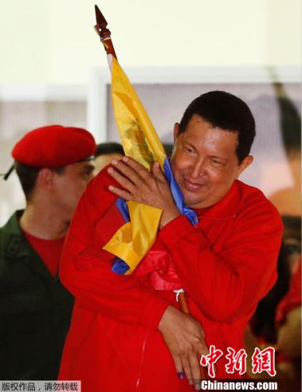 图为2012年10月7日在赢得大选后，查韦斯在观花宫的阳台上向支持者致意以庆祝胜利。