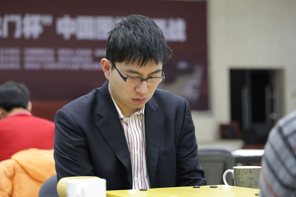 图文第一届棋圣战16强战悍将王昊洋埋头苦思