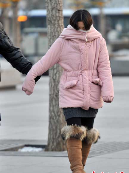 各国孩子雪地里耐寒程度—中国小孩全副武装