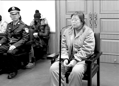 昨天上午11点，杨晓丽被带入法庭，50岁的她头发已经花白。本报通讯员张笑铭摄