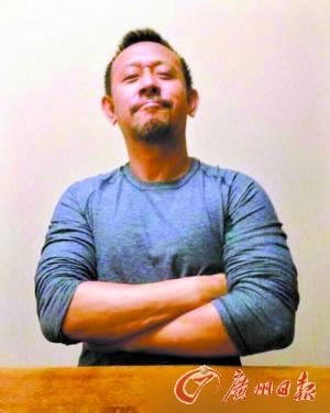 姜文庆50岁生日霸气出镜 自称"半百大爷"诡异坏笑(图)