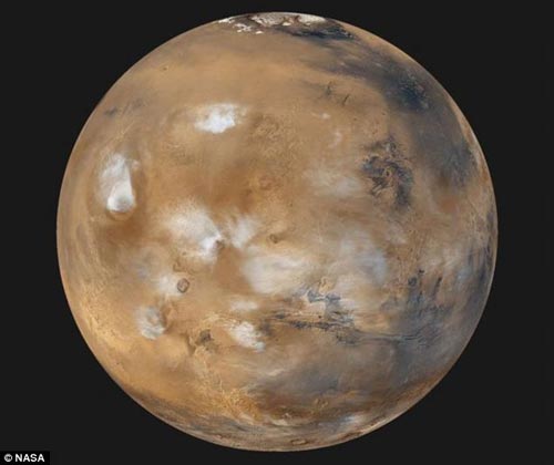 这是通常人们最常看到的干旱、遍布灰尘的火星