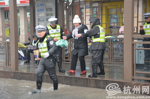 背老人过马路的交警被酒驾男砸伤(组图)