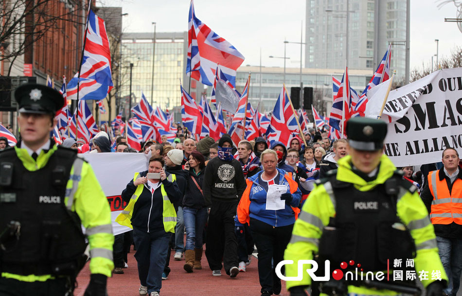 北爱尔兰悬挂英国国旗问题引发暴力示威 9名警