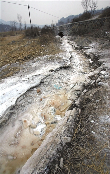 昨天，潞城与平顺交界处的排水渠，仍可见染有苯胺颜色的褐色冰块。中新社发