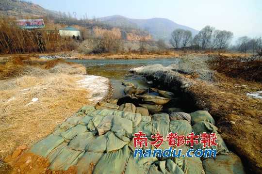 1月6日，山西天脊煤化工集团发生泄漏苯胺的排污渠河口处已用活性炭筑起了一道“碳坝”，防止污染物继续污染河水。