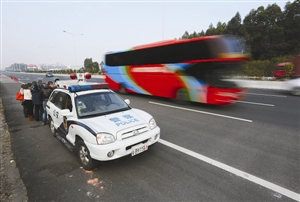 警车在高速路上对车辆进行测速.