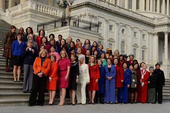 美国第113届国会召开之际,61名民主党女议员在国会大楼台阶大合照