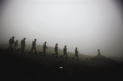 2012年11月24日,文山州富宁县田蓬地区的山脊上,边检站的官兵从一块图片