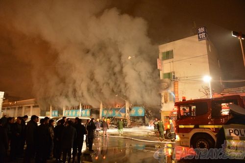 组图:上海农产品中心批发市场发生大火