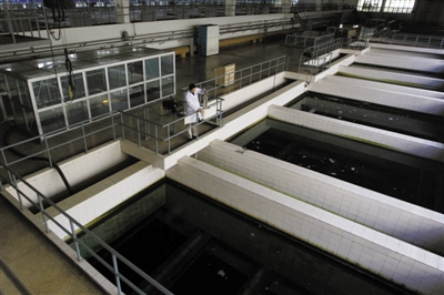 昨日，第九水厂技术人员在取水样进行检测。 新京报记者 杜丁 摄