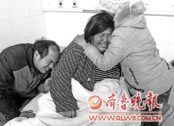 见到最疼爱的养女“快乐”(右),袁厉害忍不住大哭起来。　本报记者　王鸿光　摄