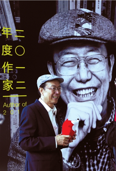 2012年7月，也斯获香港书展年度作家。图/CFP