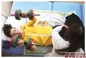 1月7日,张丽莉在中国康复研究中心训练房里进