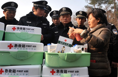 (医卫)南京110警车配备新式急救箱