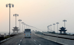 广陵大桥.   世界名城建设号角已吹响,扬州大地热气腾腾.