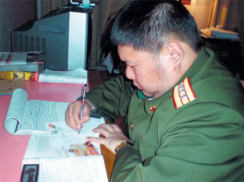2008年两会期间毛新宇为记者题词。
