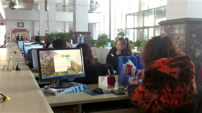 哈尔滨双城政府工作人员上班时间玩游戏聊QQ