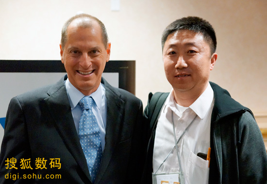 CEA主席兼首席执行官盖瑞•夏培罗(左)和搜狐IT数码频道执行总编许传朝(右)