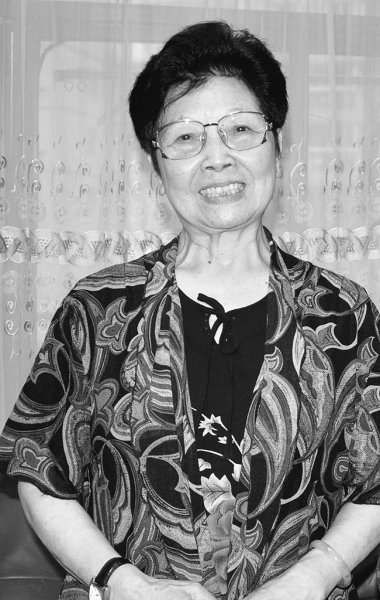 在舞台上永不服输的夏菊花,在现实生活中老而弥坚。本报记者 焦健摄