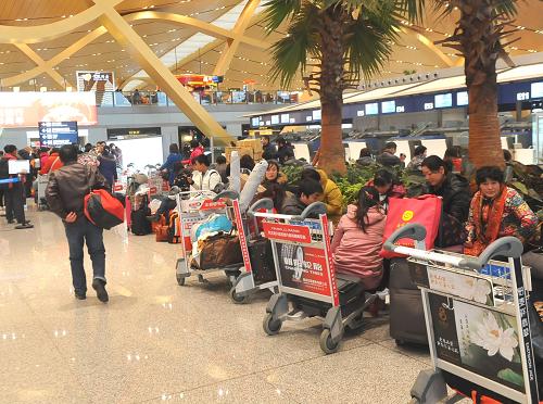 1月9日，一些乘客在昆明长水机场出发厅等候登机。新华社记者 陈海宁 摄