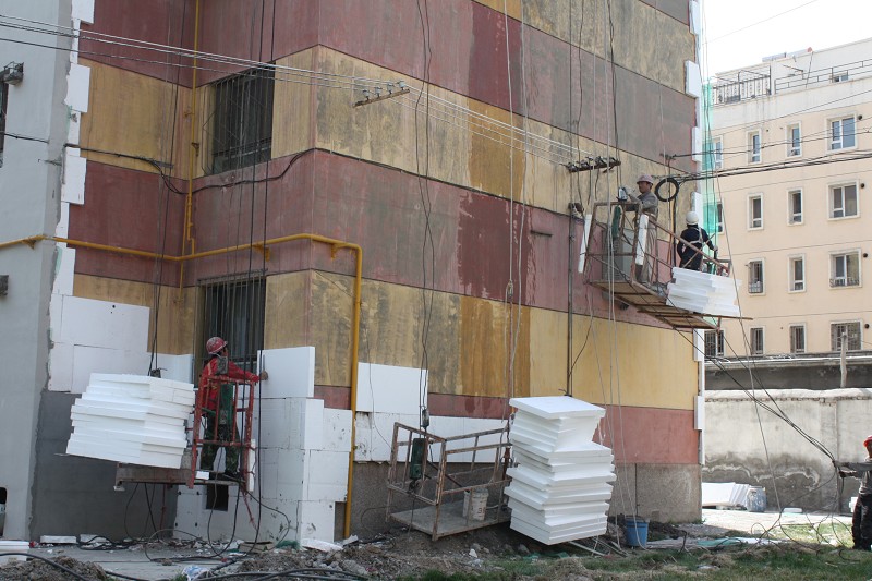 ②一栋老旧住宅楼正在实施外墙保温工程,由于政府补贴高,此项工程