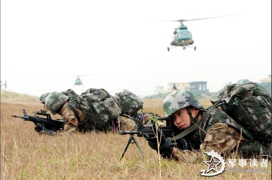 高清:南京军区精锐分队训练直升机敌后