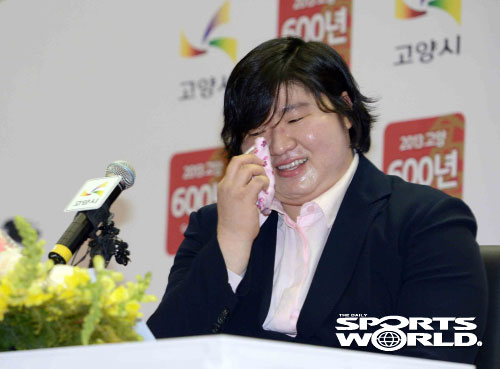 组图:韩举重名将张美兰退役 伤心欲绝失声痛哭